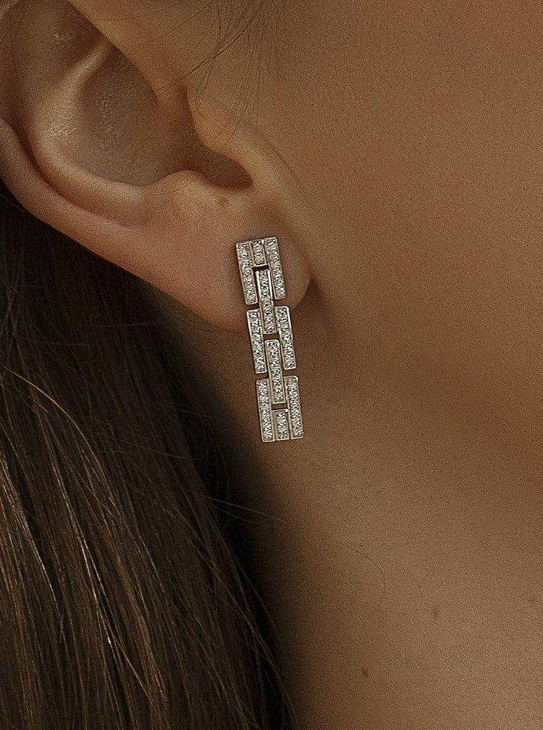 Pendientes de plata con diseño cadena geométrico y circonitas brillantes