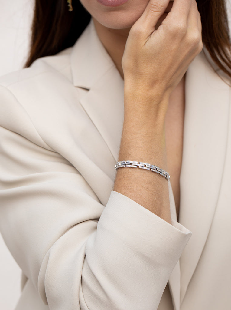 Pulsera de plata con diseño cadena geométrico y circonitas brillantes