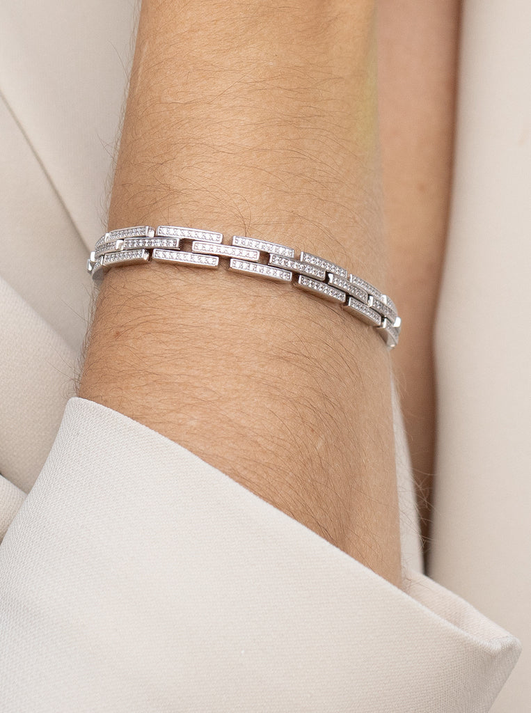 Pulsera de plata con diseño cadena geométrico y circonitas brillantes