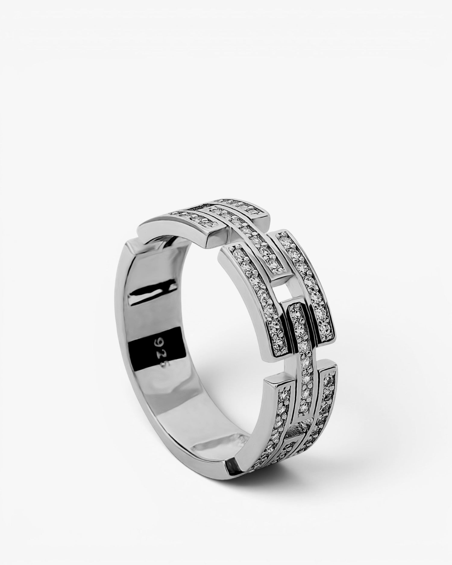 Anillo de plata con diseño cadena geométrico y circonitas brillantes