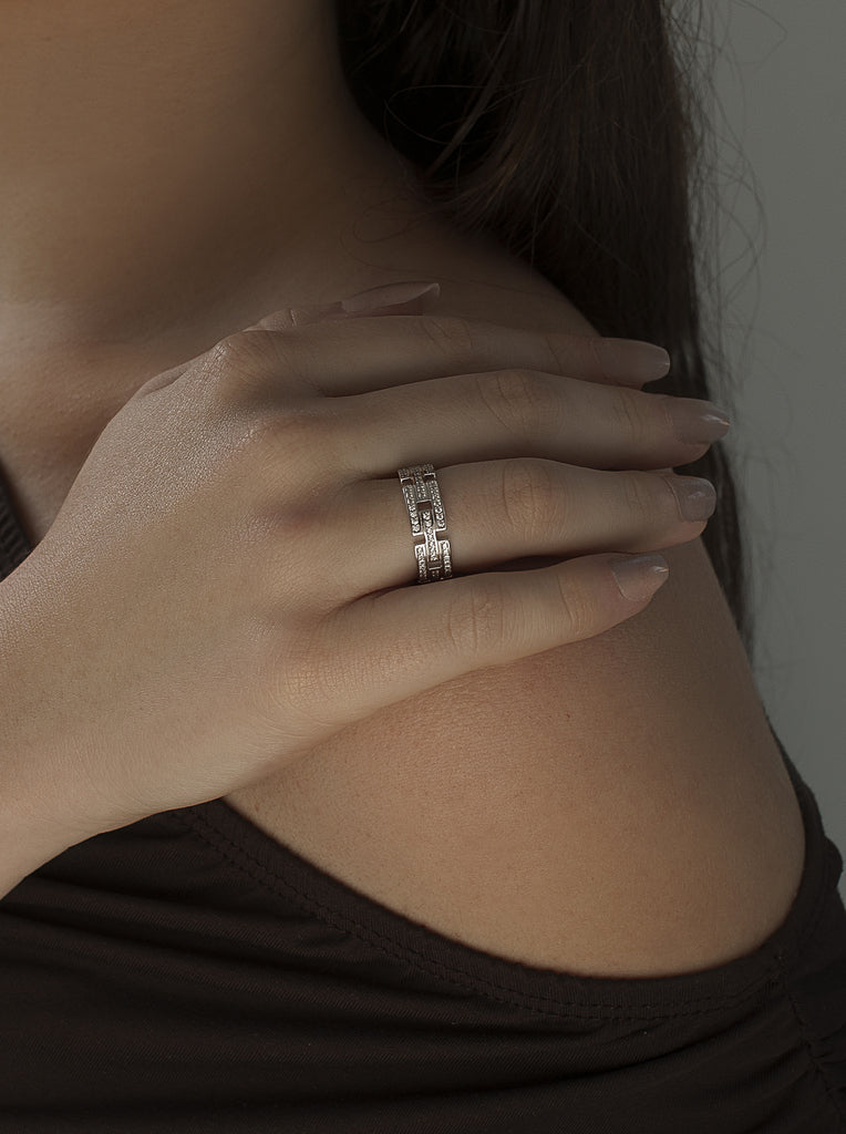 Anillo de plata con diseño cadena geométrico y circonitas brillantes