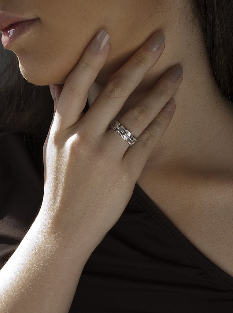Anillo de plata con diseño cadena geométrico y circonitas brillantes