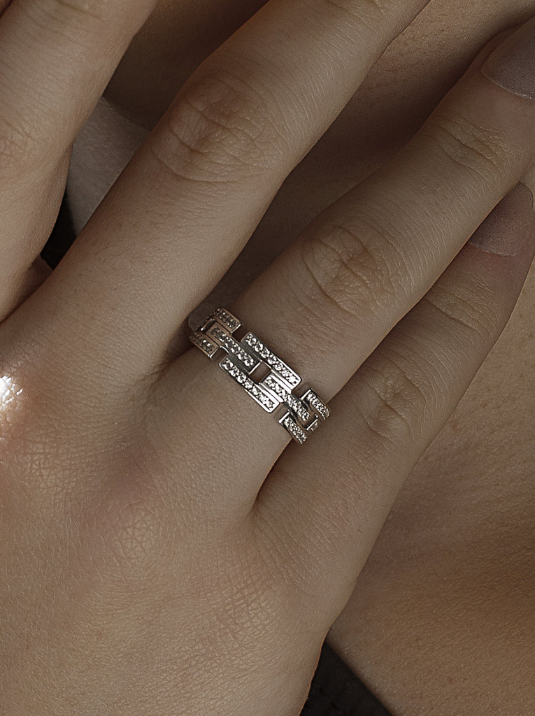 Anillo de plata con diseño cadena geométrico y circonitas brillantes