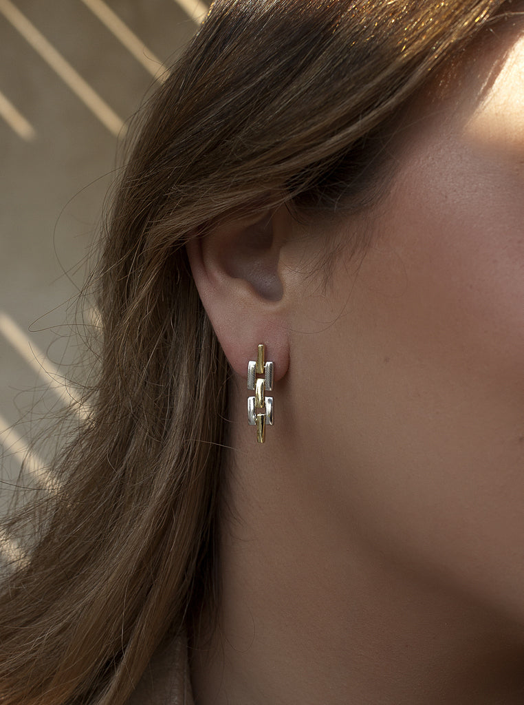 Pendientes bicolor de plata con circonitas y diseño tipo hebilla