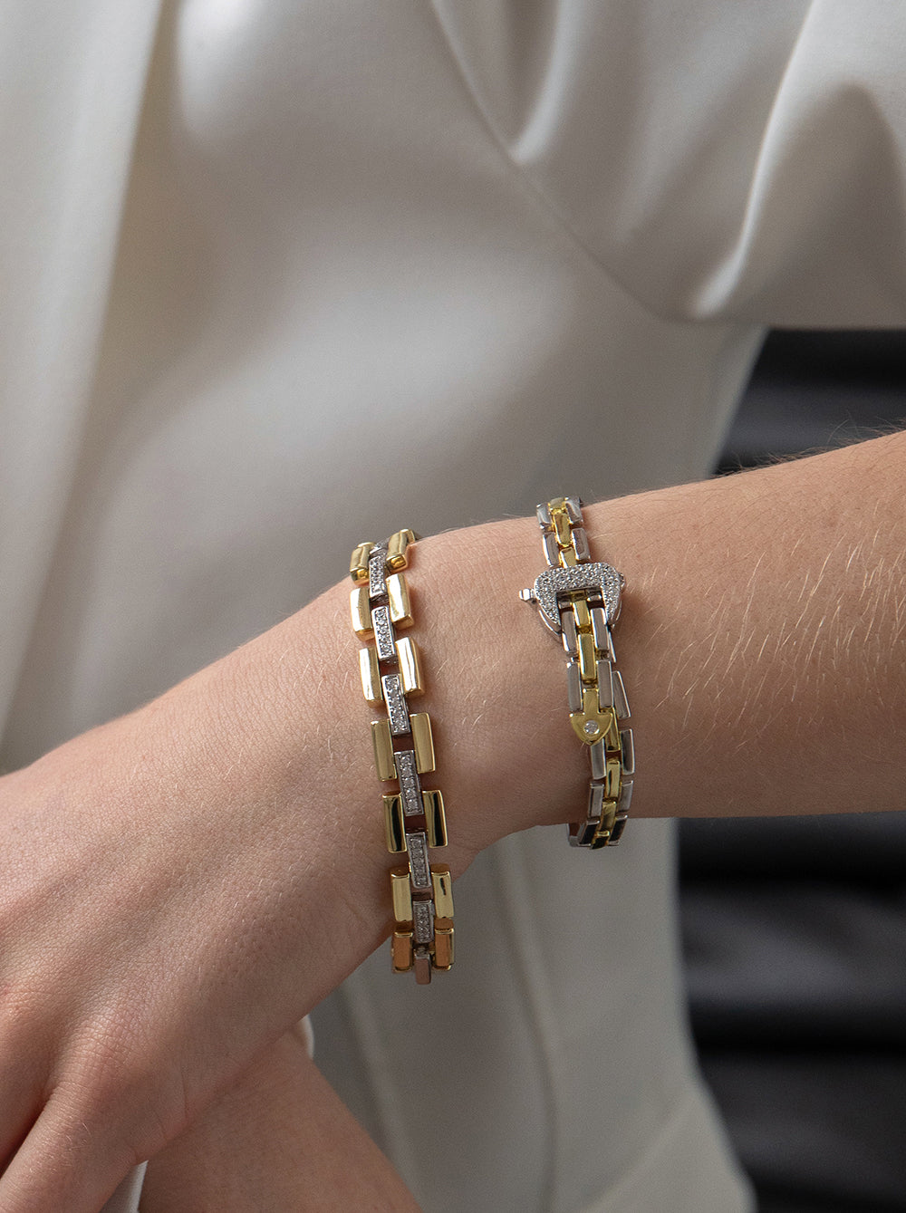 Pulsera bicolor con circonitas y diseño tipo hebilla