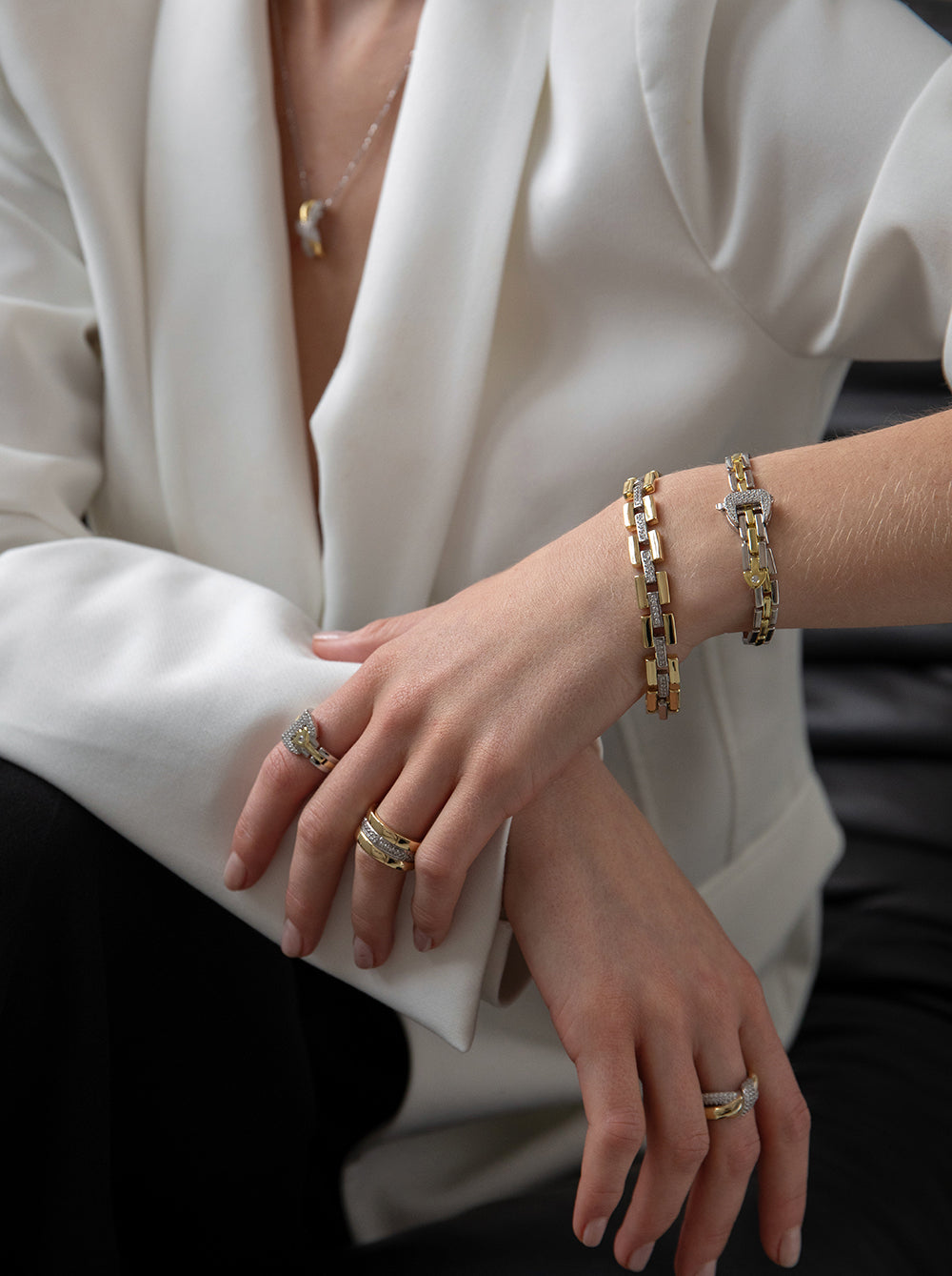 Anillo bicolor con circonitas y diseño tipo hebilla