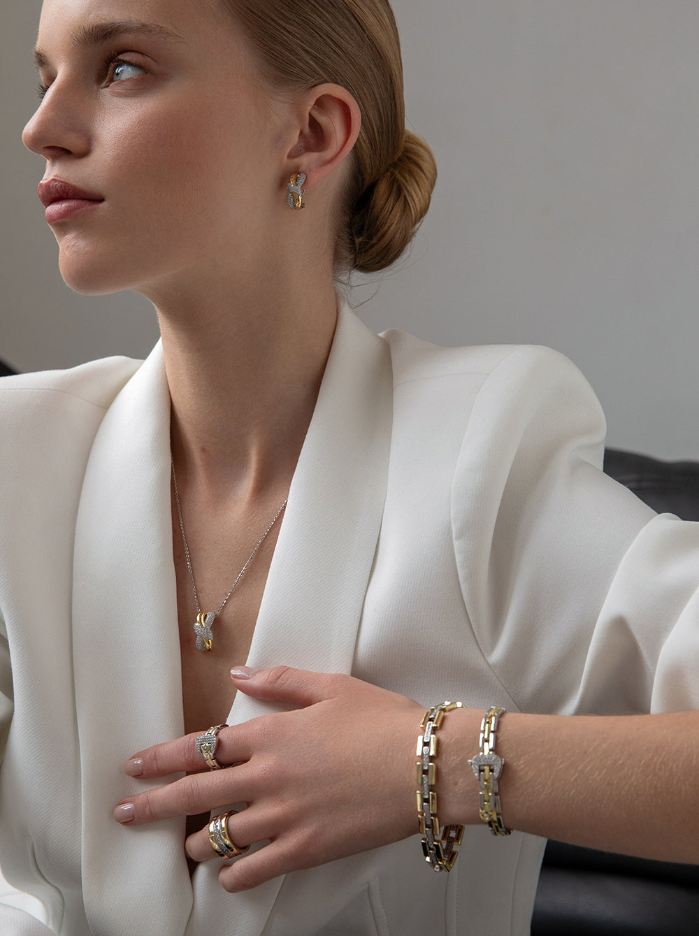 Anillo bicolor con circonitas y diseño tipo hebilla