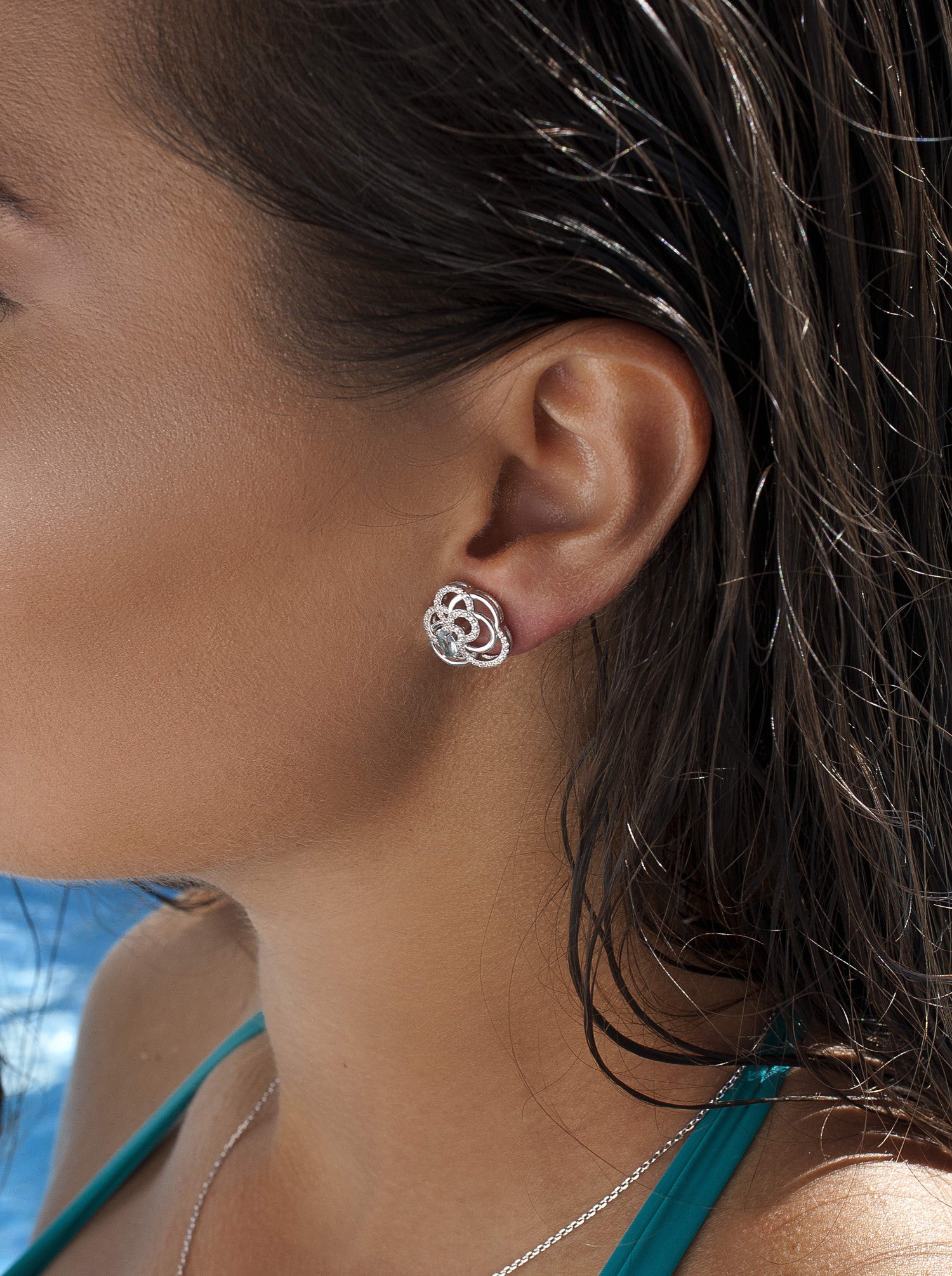 Pendientes de plata enredados con circonita tono aqua
