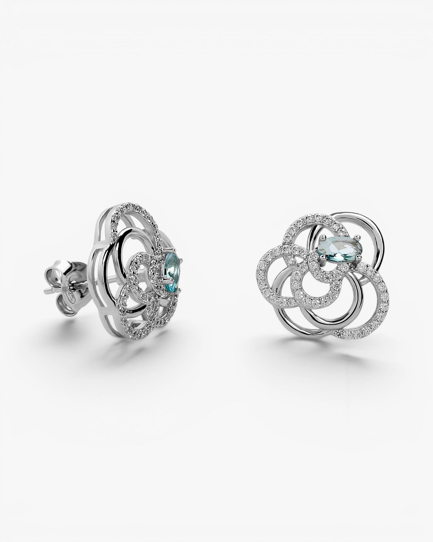 Pendientes de plata enredados con circonita tono aqua