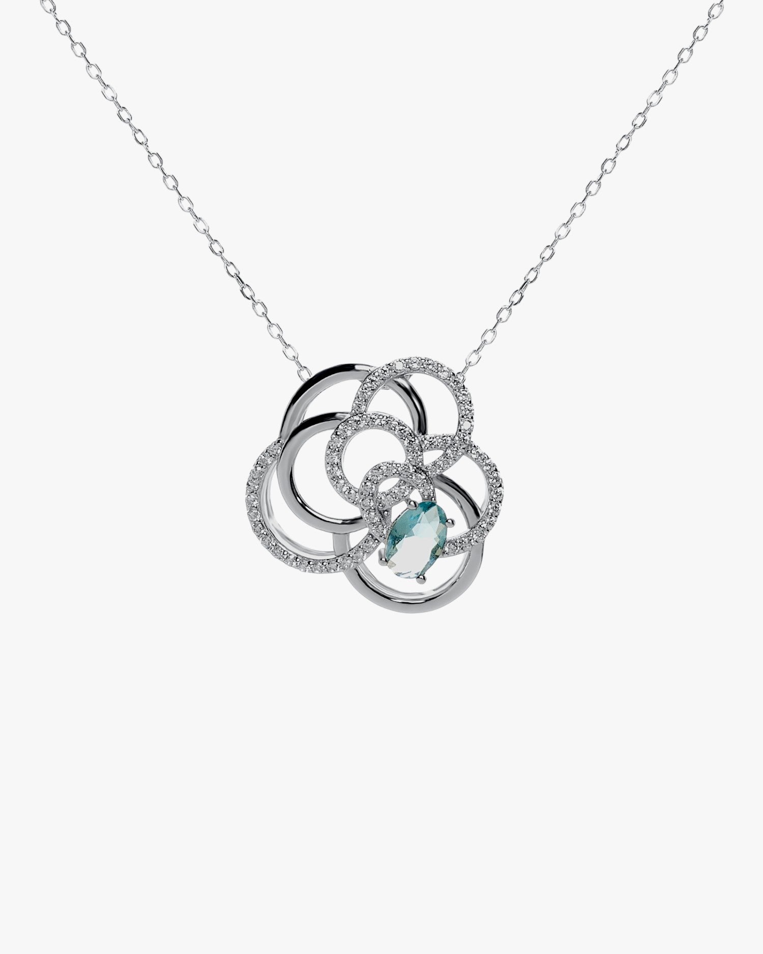 Collier en argent orné de zirconiums cubiques bleu turquoise entrelacés