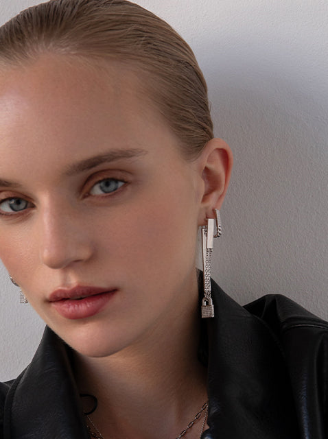 Pendientes de aro rectangulares de plata con circonitas y diseño cadena