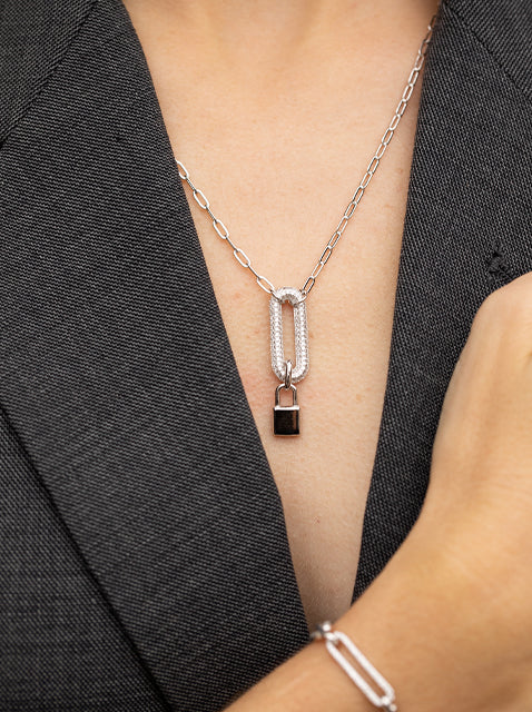 Collier en argent orné d'un motif de cadenas en oxyde de zirconium