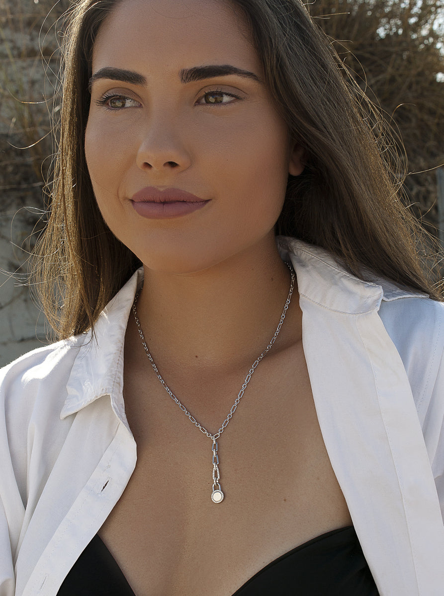 Collar de plata con cadena de eslabones y colgante brillante