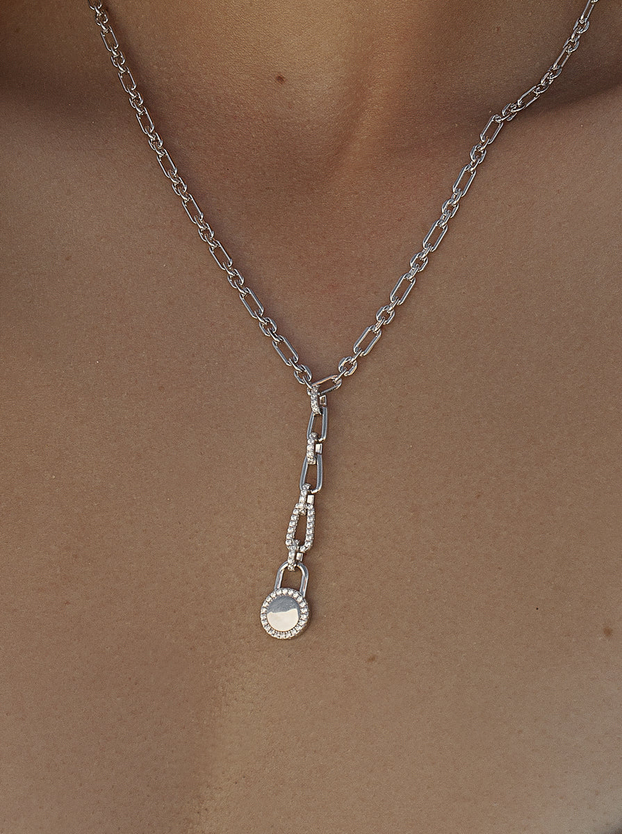 Collar de plata con cadena de eslabones y colgante brillante