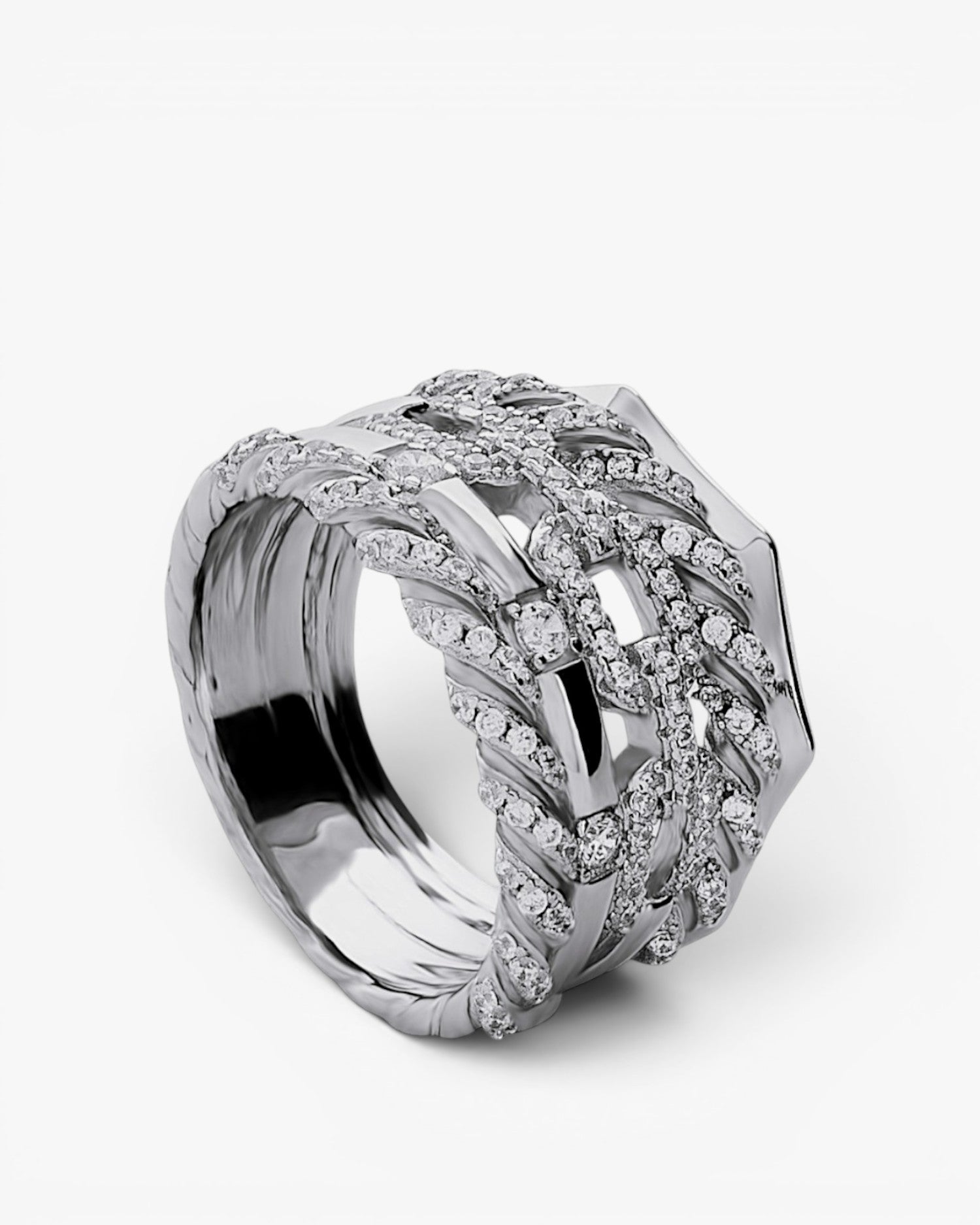Anillo ancho de plata con circonitas y diseño entrelazado