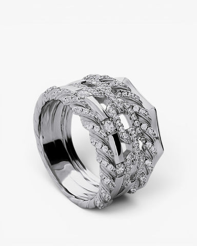 Anillo ancho de plata con circonitas y diseño entrelazado