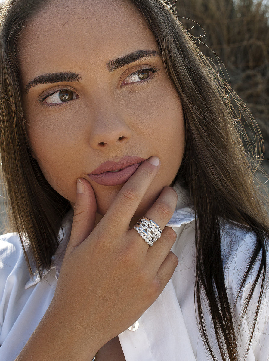 Anillo ancho de plata con circonitas y diseño entrelazado
