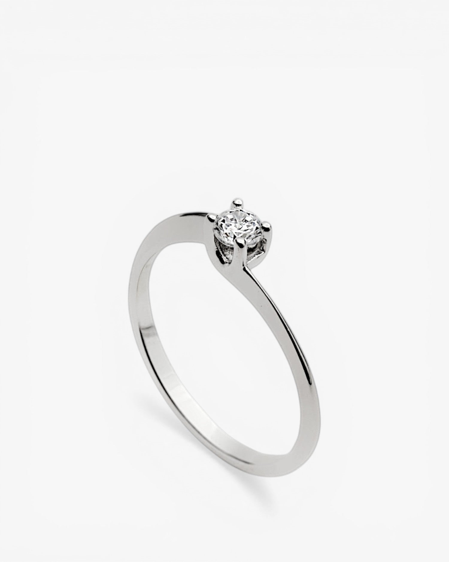 Anillo solitario de plata diseño minimalista y elegante