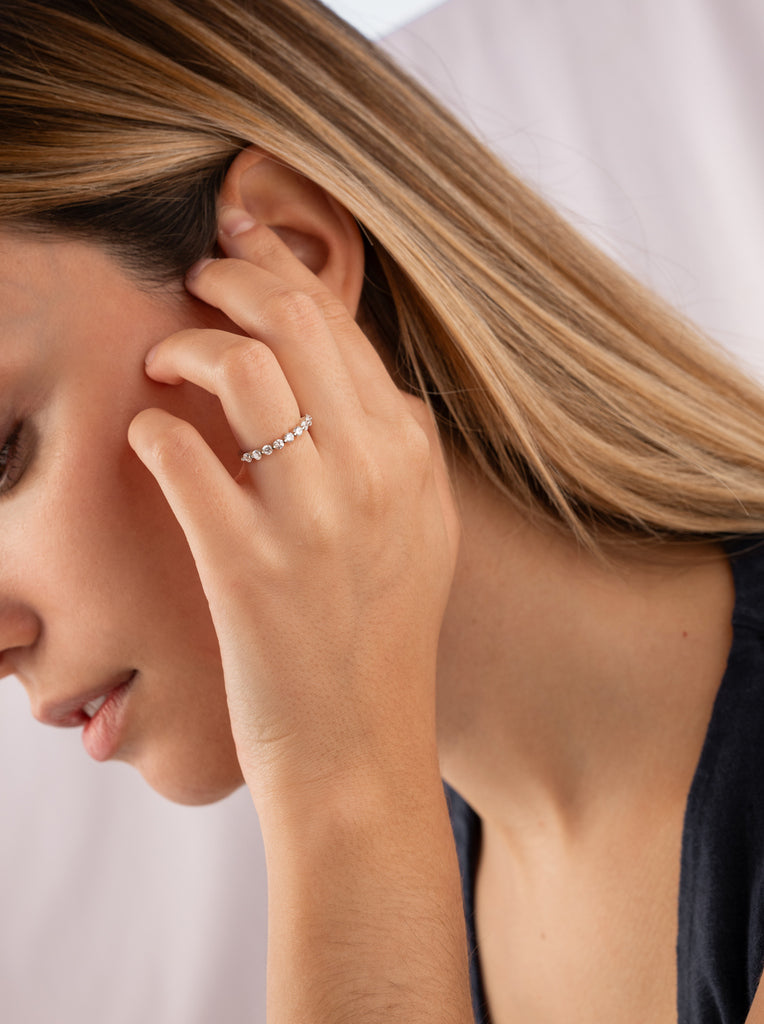 Anillos finos de plata con circonitas engastadas