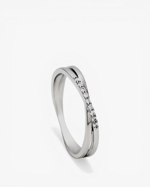Anillo fino con circonitas de plata diseño cruzado