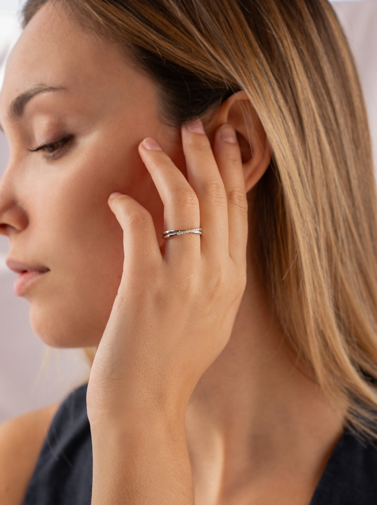 Anillo fino con circonitas de plata diseño cruzado