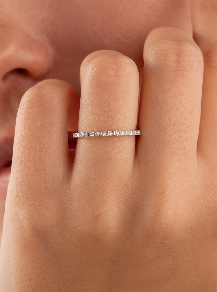 Anillo fino de plata con circonitas diseño minimal
