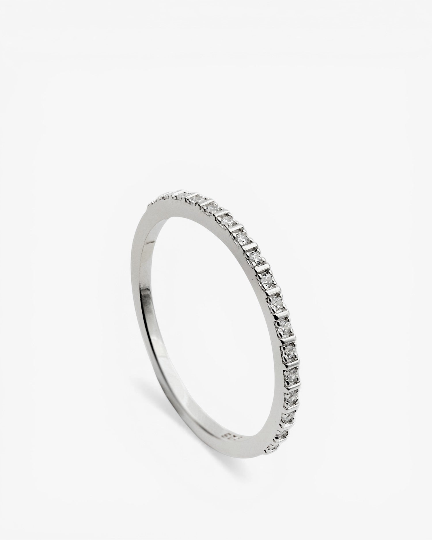Anillo fino de plata con circonitas diseño minimal