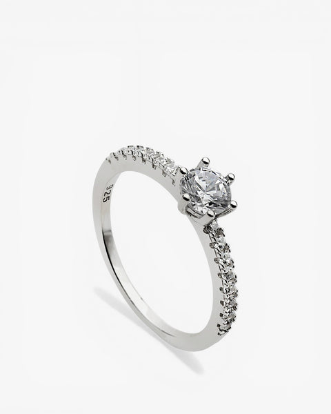 Anillo solitarrio fino de plata con mini circonitas.
