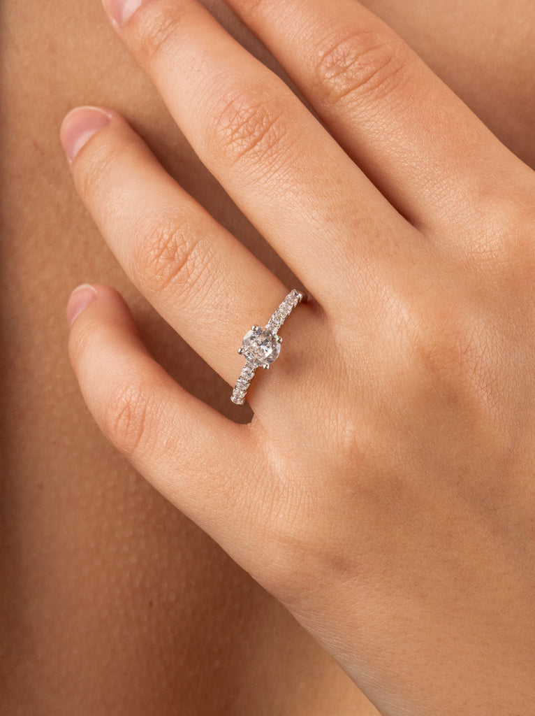 Anillo solitario con doble fila de mini circonitas