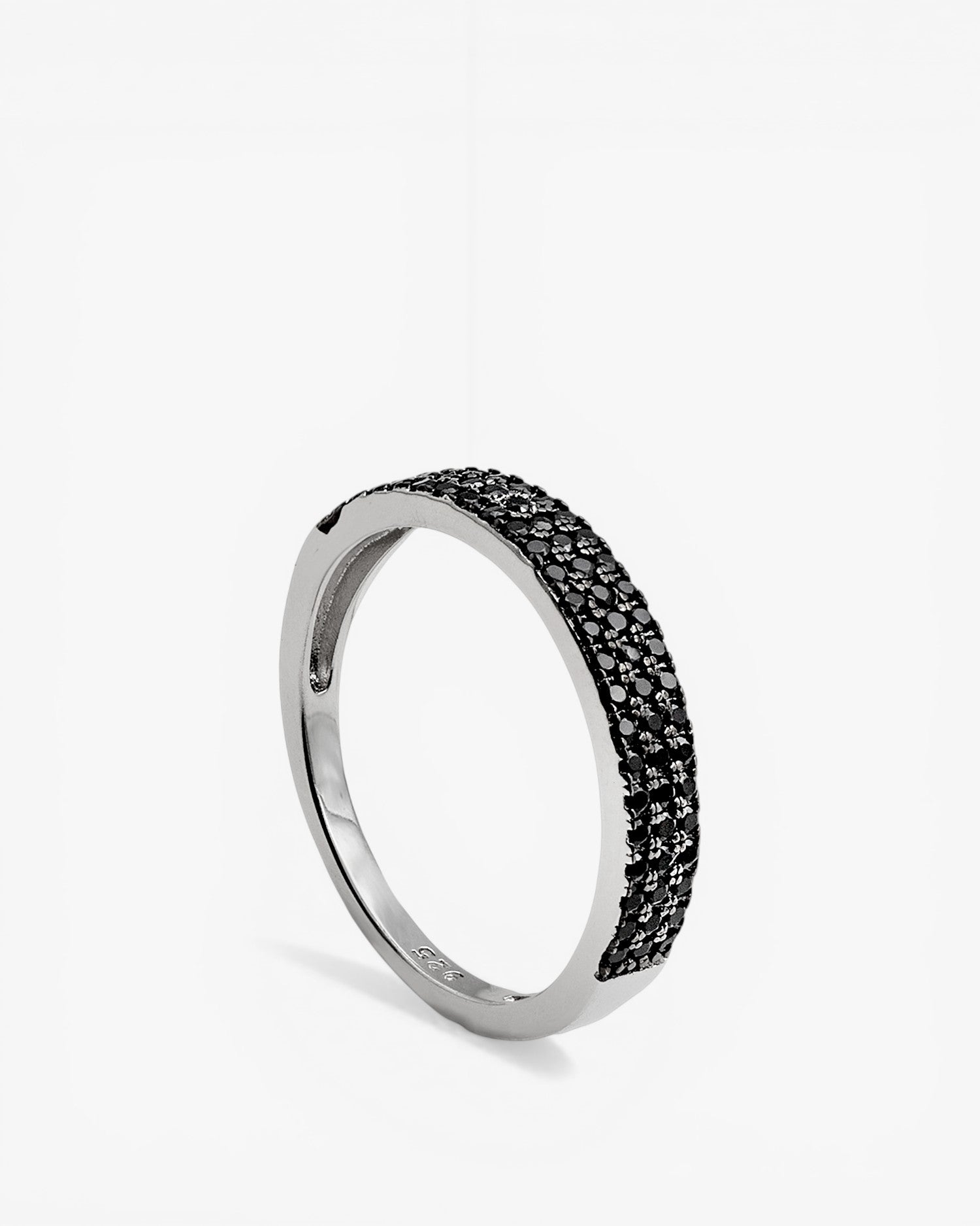 Anillo de plata con tres lineas de mini circonitas negras