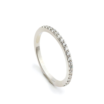 Anillo fino con circonitas de plata diseño simple