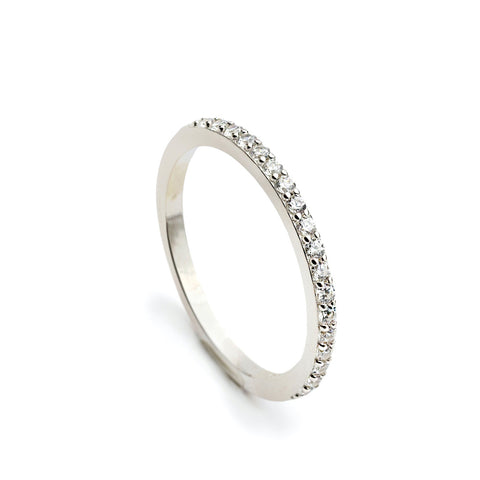 Anillo fino con circonitas de plata diseño simple