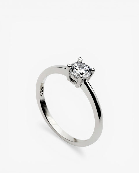 Anillo solitario de plata fino diseño simple