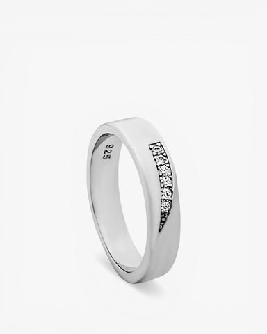 Anillo con circonitas de plata diseño atemporal