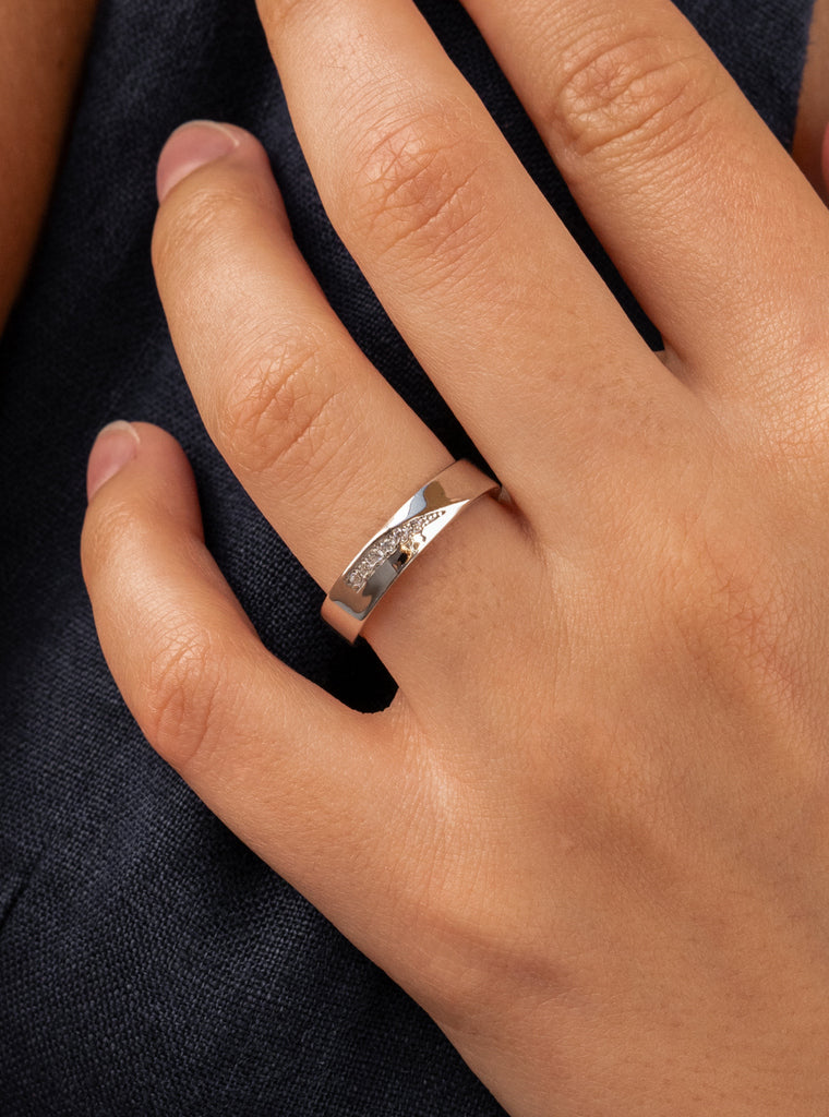 Anillo con circonitas de plata diseño atemporal