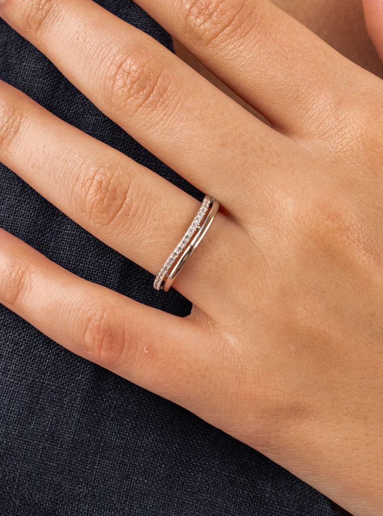 Anillo fino con circonitas doble de plata