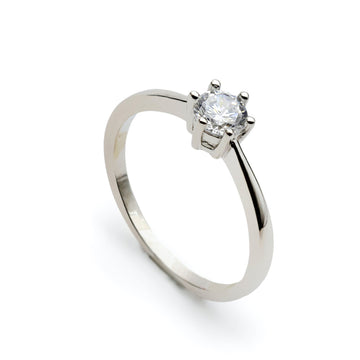 Anillo solitario de plata con circonita talla redondo