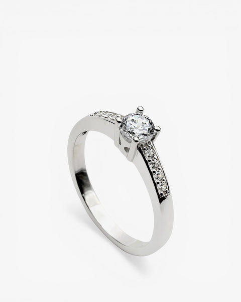 Anillo solitario de plata con circonitas en el contorno