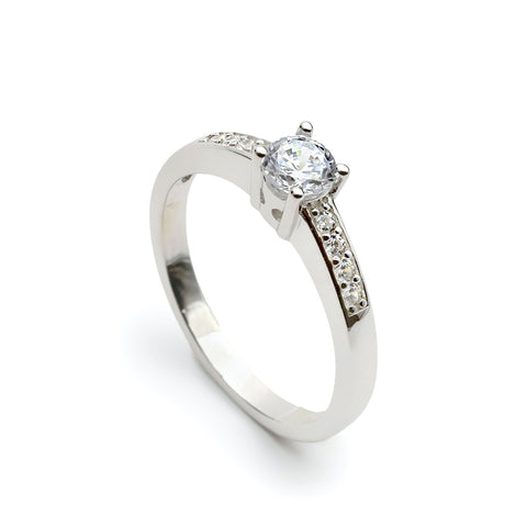 Anillo solitario de plata con circonitas en el contorno