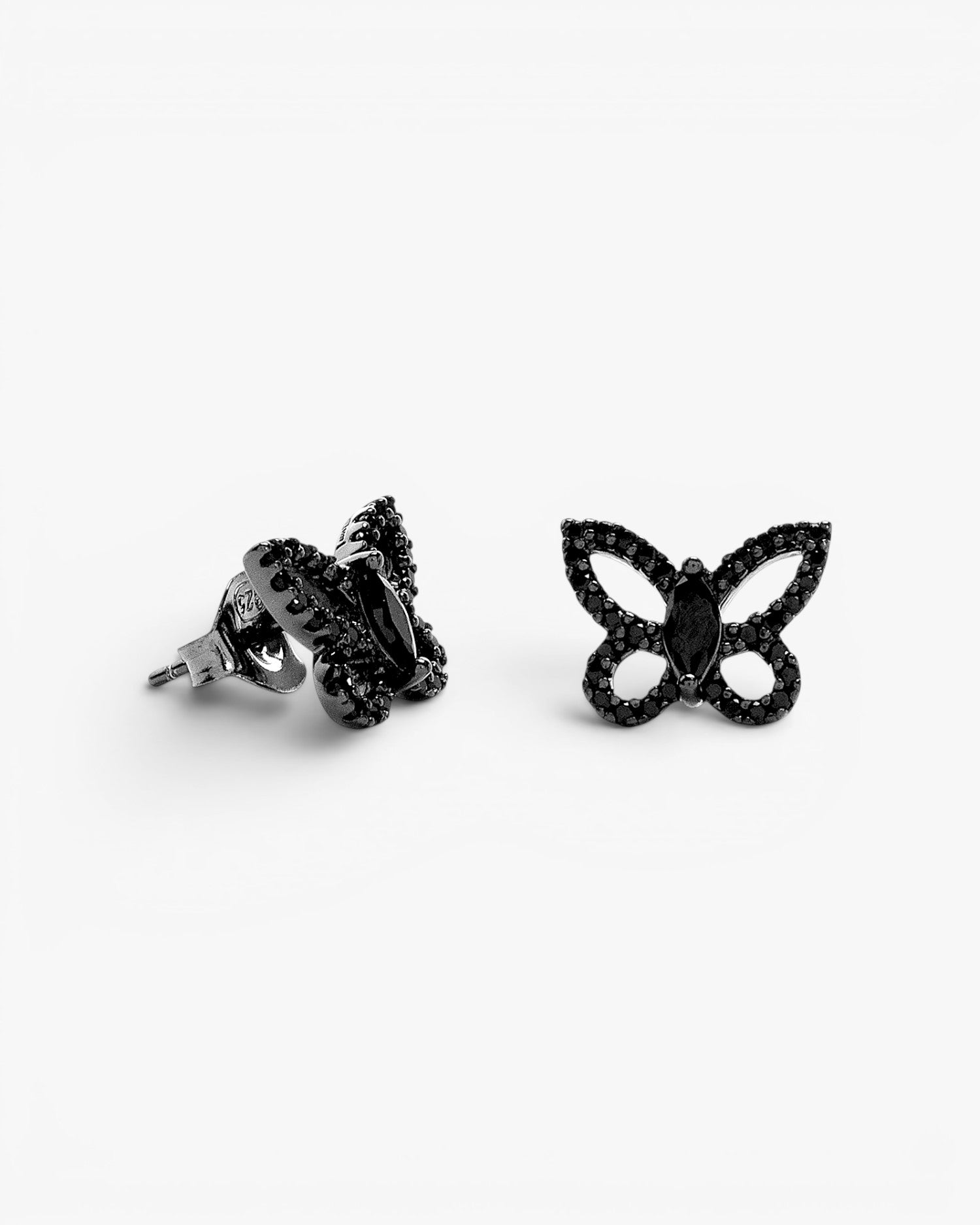 Pendientes pequeños de plata silueta de mariposa en negro