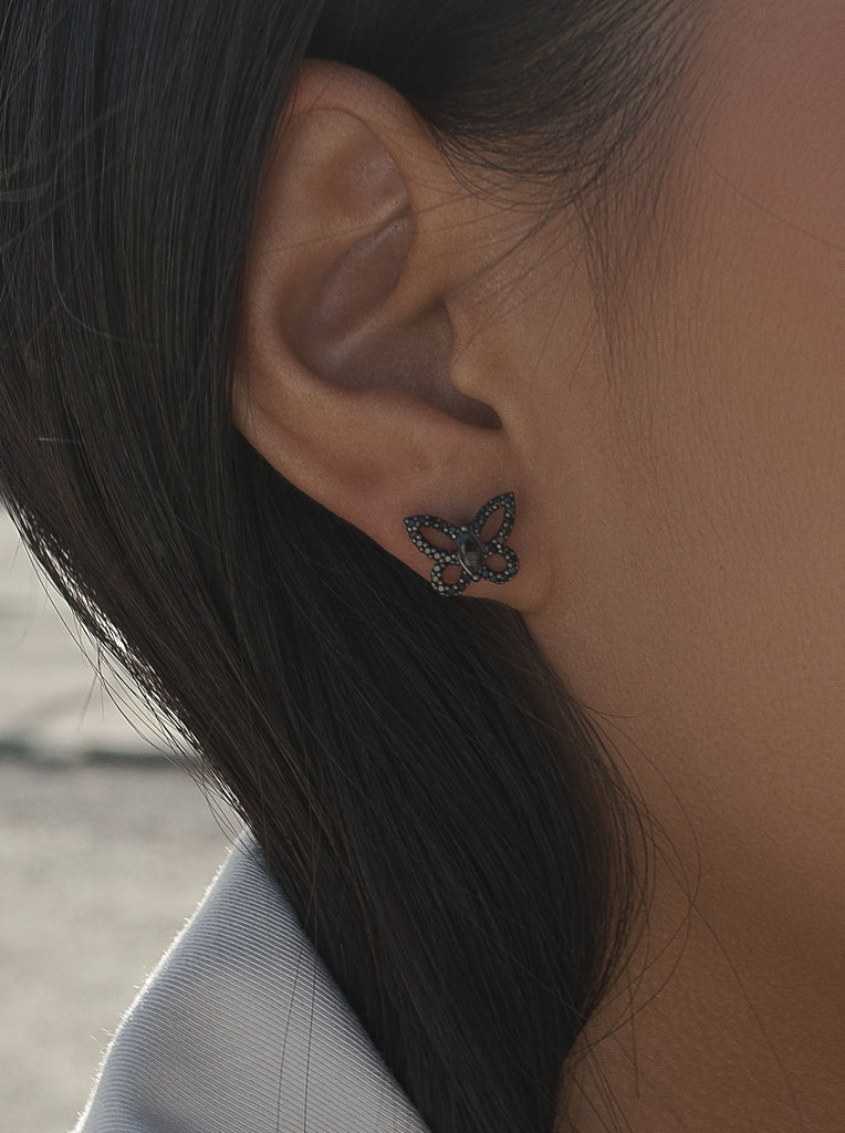 Pendientes pequeños de plata silueta de mariposa en negro