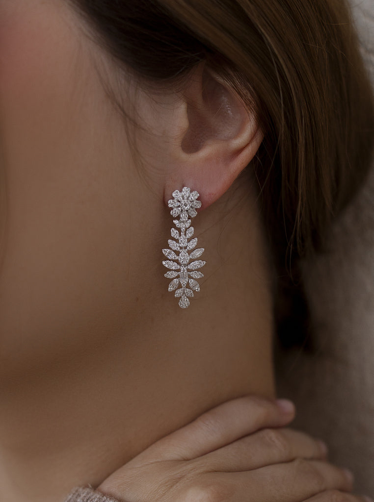 Long bridal earrings with floral inspiration
