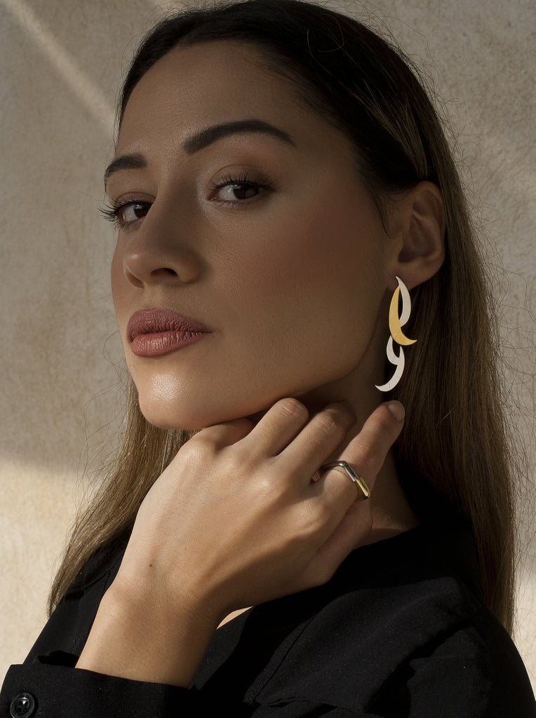 Boucles d'oreilles argentées bicolores en forme de croissant de lune