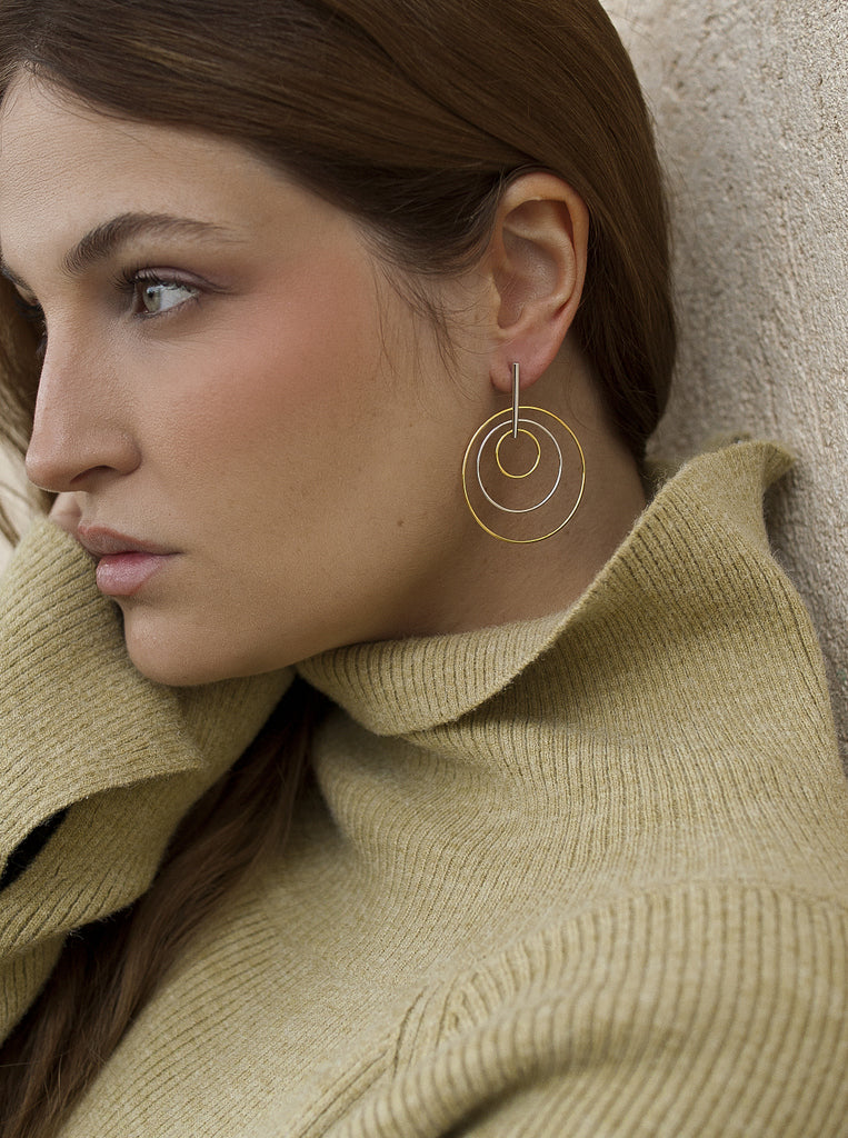 Pendientes de plata bicolor compuestos por círculos de varios tamaños