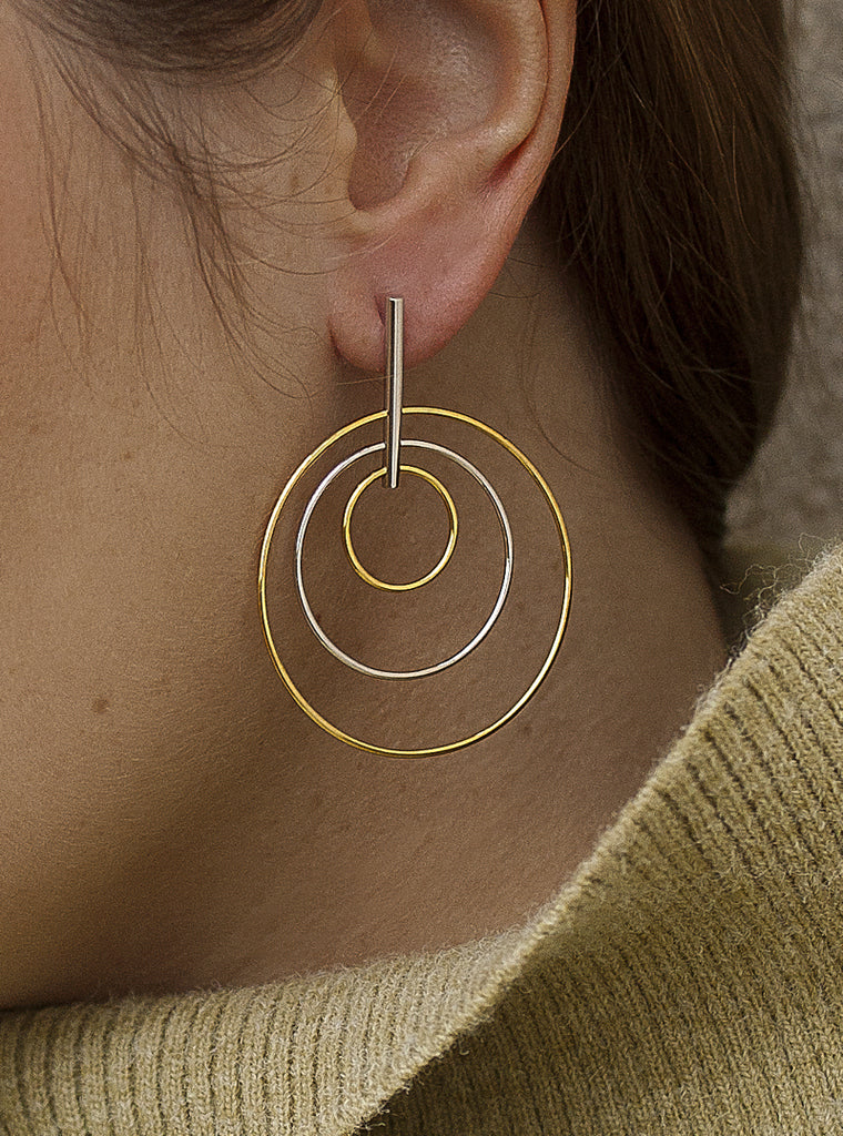 Pendientes de plata bicolor compuestos por círculos de varios tamaños