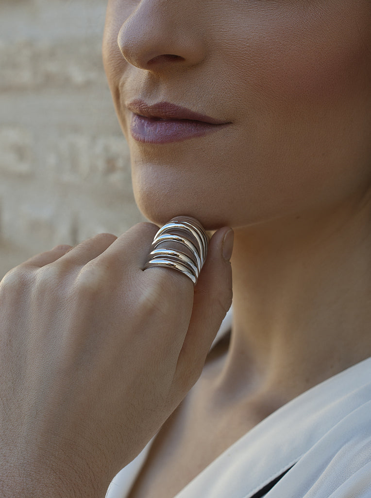 Anillo ancho de plata multibanda