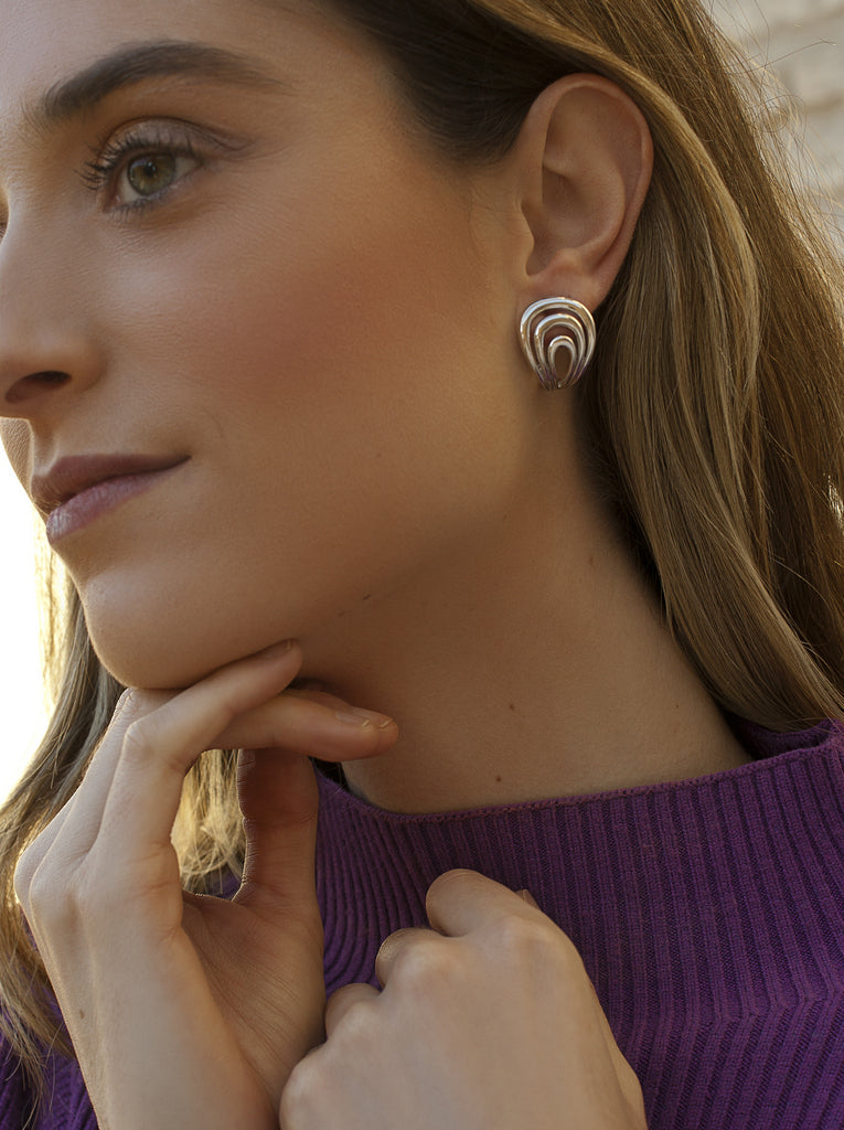 Pendientes de plata con diseño orgánico de líneas fluidas