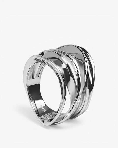 Anillo ancho de plata con diseño orgánico escultural