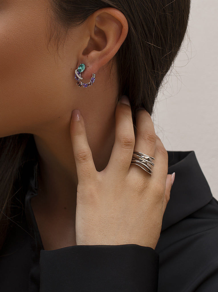 Anillo ancho de plata con diseño orgánico escultural