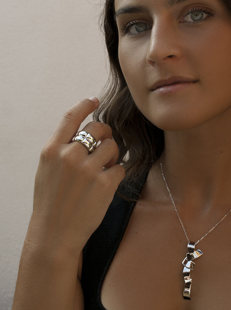 Anillo de plata estilo acolchado con diseño elegante y acabado pulido